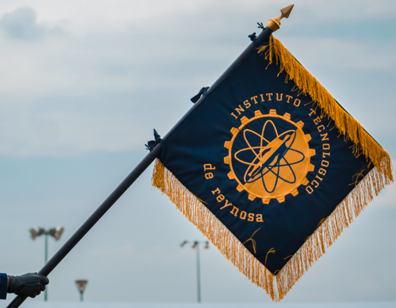 Guion Bordado dos Caras con Asta, cuja y cuadro metálico